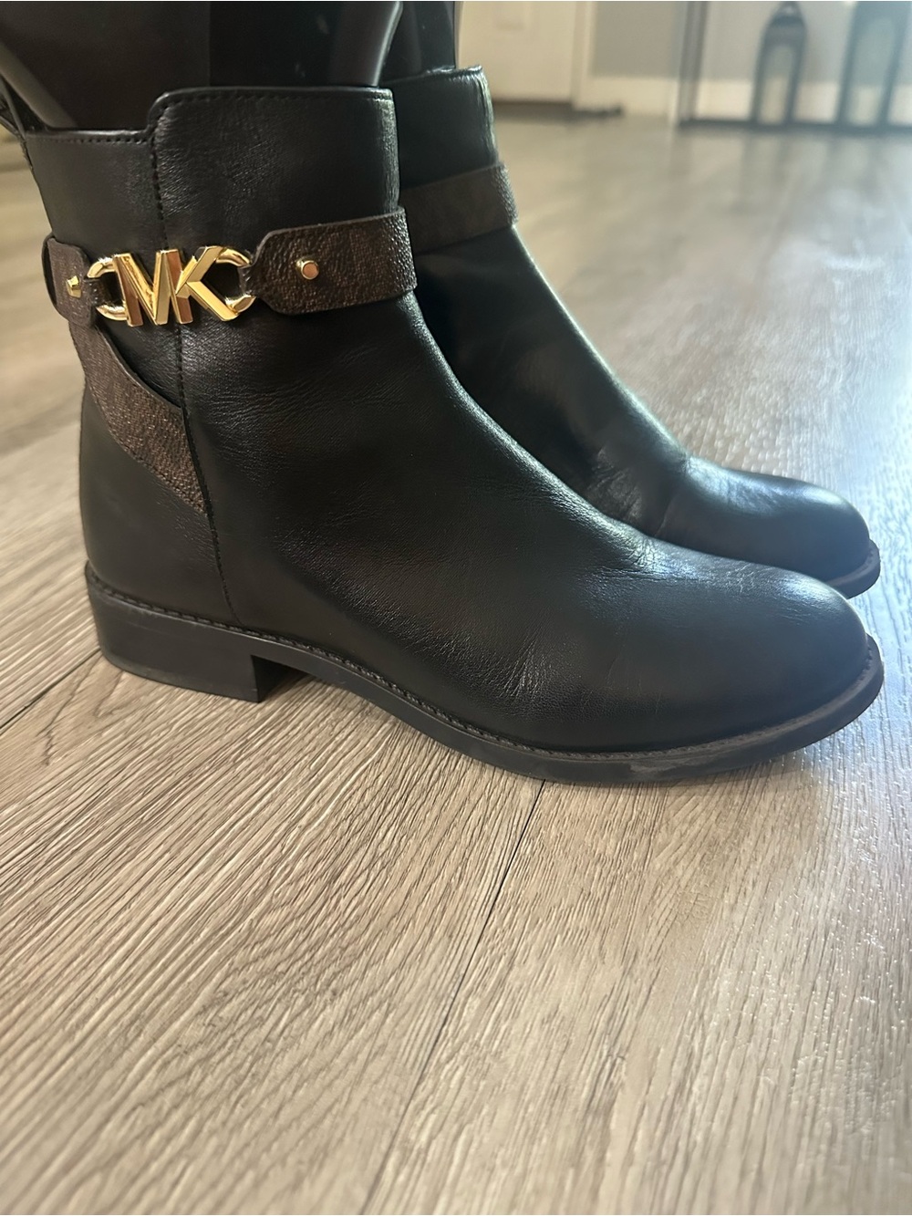 Michael Kors Black Farrah Leather Flat Ankle Bootie Boots Sz 5 M